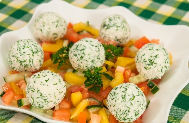 Овощной салат с шариками из сыра Фета и оливок