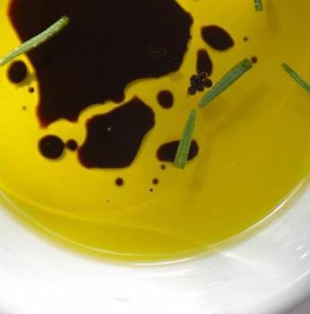 Соус с оливковым маслом, бальзамиком и травами