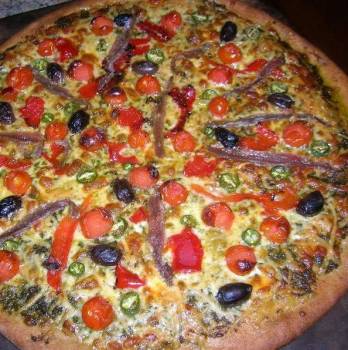 Пицца с артишоками, оливками и вялеными томатами (на тонком тесте)